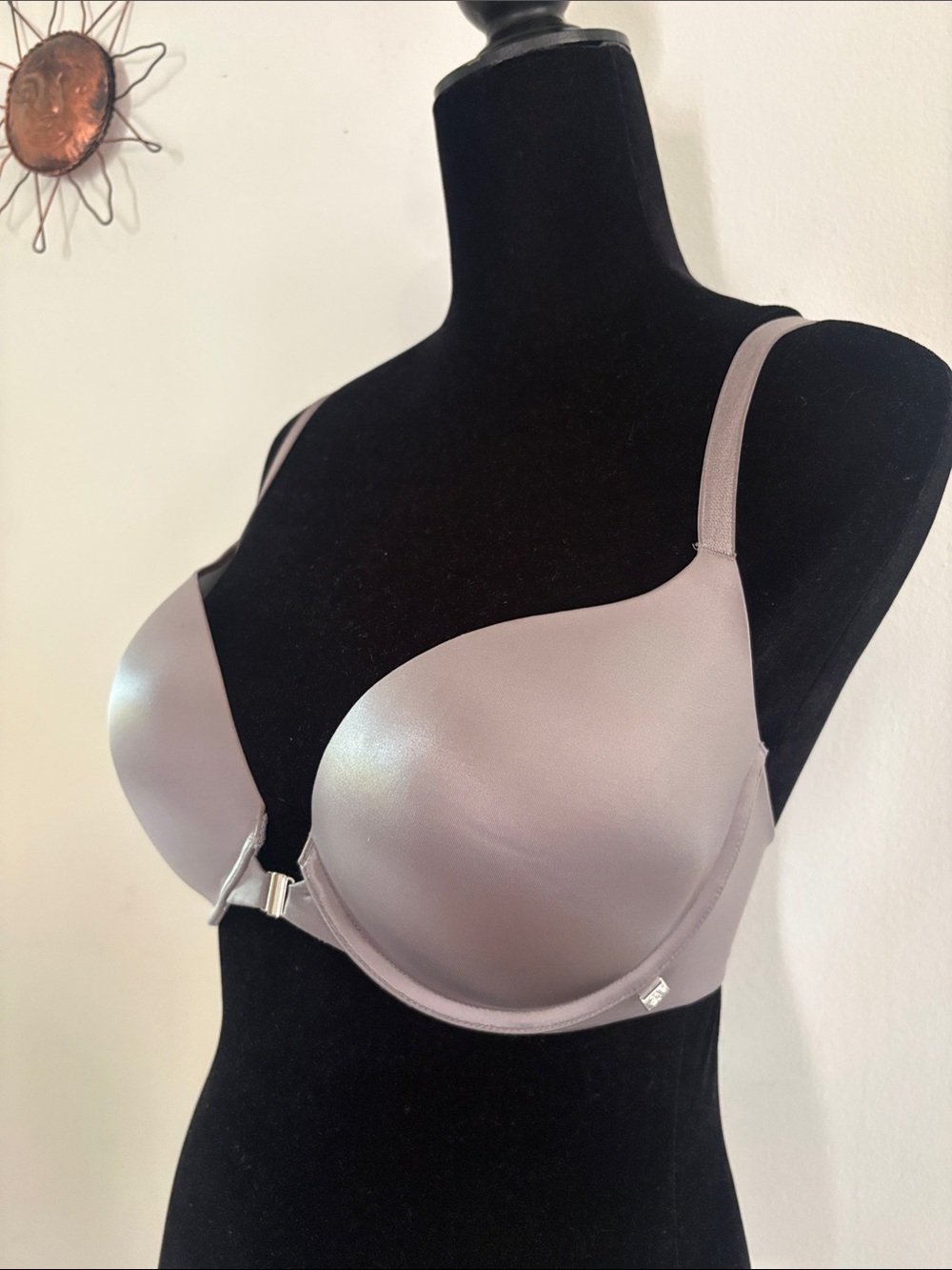 NWT Victoria’s Secret Seamless Front-Close T-Shirt Bra 32DDDsz Silver color